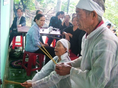 Những mái đầu bạc khóc thương 3 trẻ đầu xanh - 4