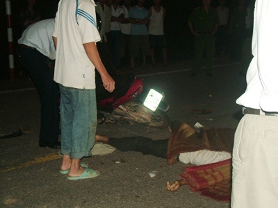 Ô tô gây tai nạn làm 2 người chết rồi bỏ trốn - 1