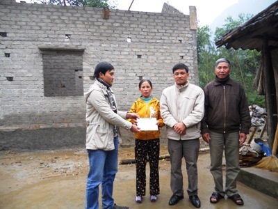 Cậu học trò nghèo dũng cảm cứu bạn trong lũ sắp có nhà mới - 1