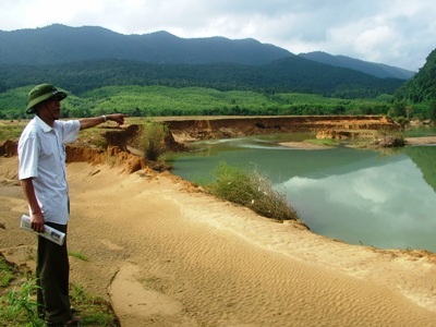 Sông “uy hiếp” làng mạc, “xóa sổ” đất sản xuất - 1