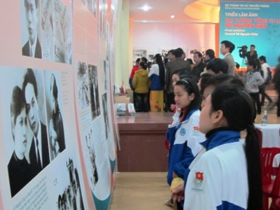 Triển lãm ảnh “Đại tướng Tổng tư lệnh Võ Nguyên Giáp” thu hút người dân - 7