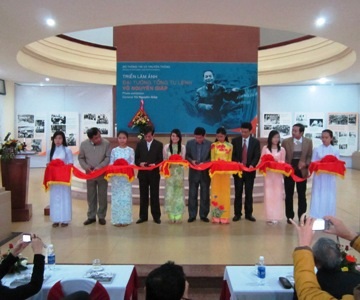 Triển lãm ảnh “Đại tướng Tổng tư lệnh Võ Nguyên Giáp” thu hút người dân - 2