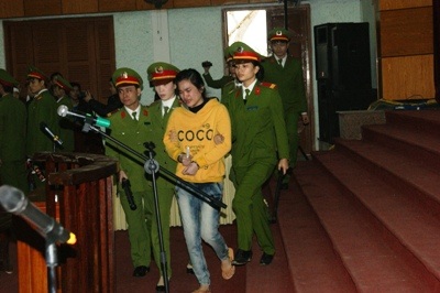 Đông nghịt phiên tòa xử kẻ giết dã man thai phụ mang bầu 8 tháng - 3