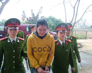 Đông nghịt phiên tòa xử kẻ giết dã man thai phụ mang bầu 8 tháng - 2