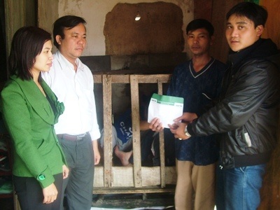 Hơn 50 triệu đồng đến với hai hoàn cảnh khó khăn  - 1