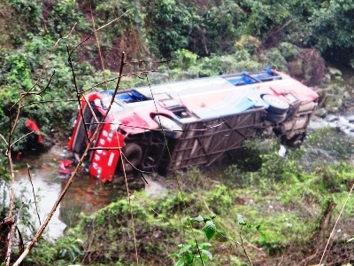 Xe khách lao xuống vực, 1 người tử nạn - 1