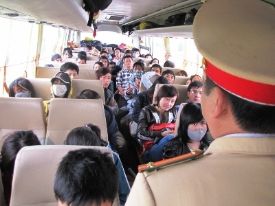 “Nhét” gần 90 hành khách trên xe 51 chỗ - 3 “Nhét” gần 90 hành khách trên xe 51 chỗ - 3