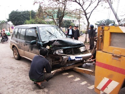 Ô tô lao vỉa hè, tông gãy cột đèn cao áp - 1