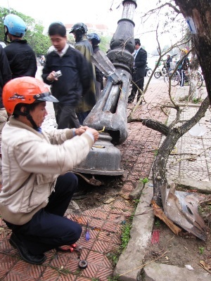 Ô tô lao vỉa hè, tông gãy cột đèn cao áp - 2