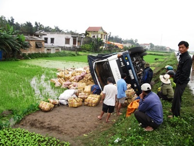 Xe tải lật xuống ruộng, 4 người may mắn thoát chết - 1