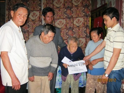 Quảng Bình: Hơn 13 triệu đồng đến với gia đình bà cụ 90 tuổi nuôi con mù lòa - 2