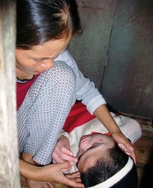 Gia đình cậu bé bị bệnh bại não sắp xây nhà mới - 1