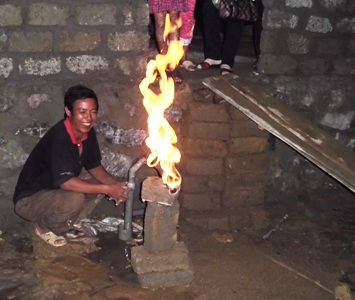 Lửa lại bốc ngùn ngụt từ lỗ khoan giếng thứ hai