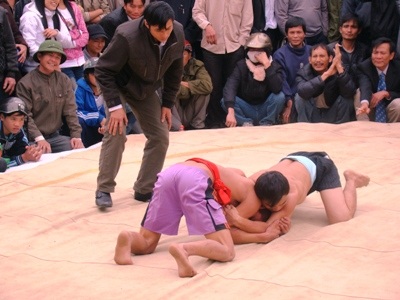 Về làng Sình xem vật cổ truyền - 18