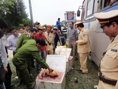 Xe khách vờ đổ xăng để tẩu tán 200kg thịt thối