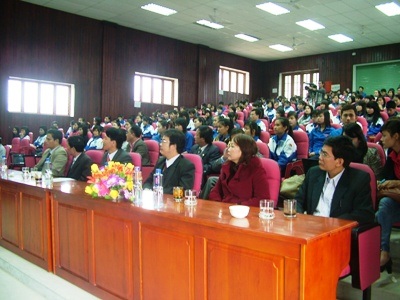 Quảng Bình: Trao học bổng cho SV nghèo vượt khó