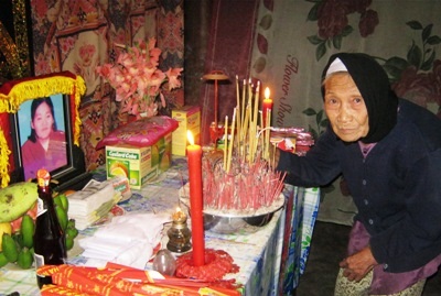 Lọm khọm mẹ già tuổi 90 chăm con mù lòa - 2