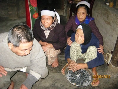 Lọm khọm mẹ già tuổi 90 chăm con mù lòa - 1