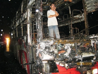 Xe khách cháy rụi, gần 40 người thoát chết - 1