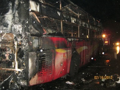 Xe khách cháy rụi, gần 40 người thoát chết - 3