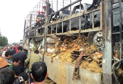 Xe khách cháy rụi, gần 40 người thoát chết - 6