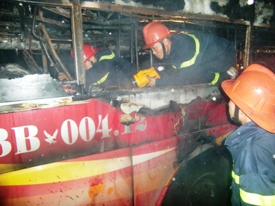 Xe khách cháy rụi, gần 40 người thoát chết - 2