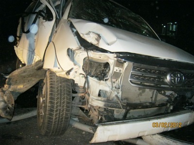 Ô tô tông gục 2 cột điện, 6 người nguy kịch