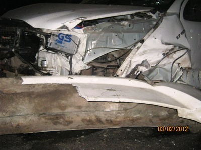 Ô tô tông gục 2 cột điện, 6 người nguy kịch