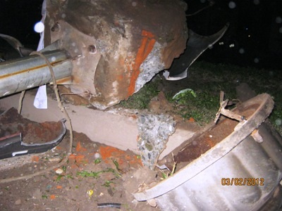 Ô tô tông gục 2 cột điện, 6 người nguy kịch