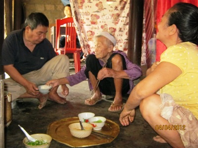 Hơn 30 triệu đồng trao tới mẹ già nuôi con mù lòa