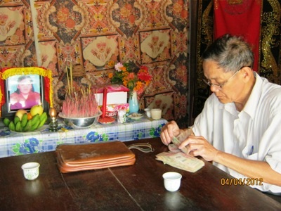 Hơn 30 triệu đồng trao tới mẹ già nuôi con mù lòa