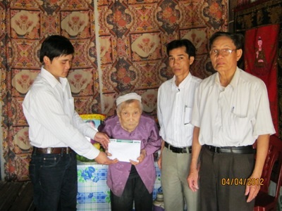 Hơn 30 triệu đồng trao tới mẹ già nuôi con mù lòa