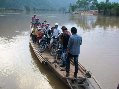 Nhảy thuyền tắm sông, một nam sinh chết đuối