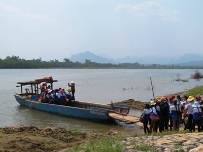Nhảy thuyền tắm sông, một nam sinh chết đuối