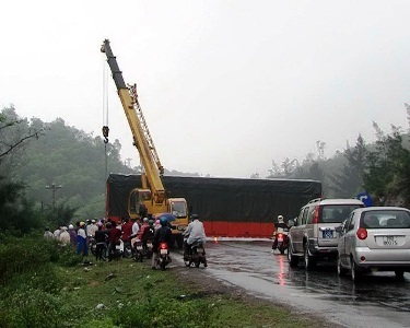 Xe rơ-moóc lật ngang đèo, ách tắc kéo dài 3km - 1 Xe rơ-moóc lật ngang đèo, ách tắc kéo dài 3km