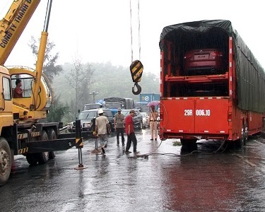 Xe rơ-moóc lật ngang đèo, ách tắc kéo dài 3km - 2 Xe rơ-moóc lật ngang đèo, ách tắc kéo dài 3km
