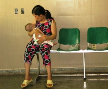 Quảng Bình: Nhiều bệnh nhi bị tiêu chảy, rôm sảy vì nắng nóng