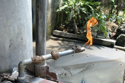 Khoan giếng, phát hiện khí lạ” gây cháy