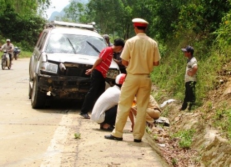 Công an xã cầm đầu băng nhóm vào rừng cướp gỗ sưa - 1