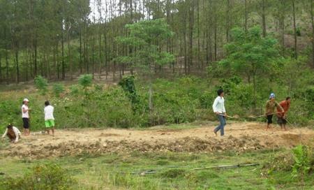Khẩn trương di dời hàng chục hộ dân khỏi vùng sạt lở - 2 Các hộ dân thôn Tăng Hóa đang làm nền nhà ở vùng Bắng chuẩn bị chuyển đến nơi ở mới
