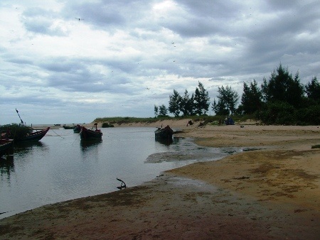 Gần chục năm nay, các tàu thuyền công suất lớn không thể vao neo đậu tại cửa sông Lý Hòa
