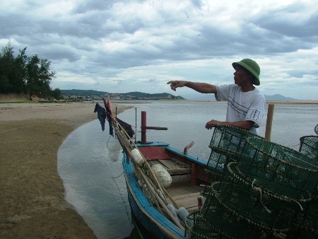 Cửa
 sông Lý Hòa bị bồi đắp đã khiến hàng ngàn ngư dân xã Đức Trạch gặp rất 
nhiều khó khăn