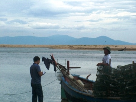 Cửa sông bị bồi lấp, hàng trăm tàu cá bơ vơ