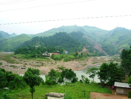 Bản Rôông cô đơn giữa đại ngàn