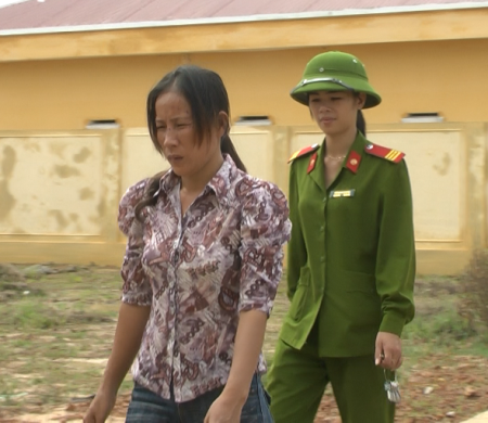 Trong khi đang mua bán ma túy thì đối tượng Lê Thị Đông bị lực lượng công an mật phục bắt giữ