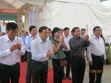 Những người có mặt tại buổi lễ khánh thành kính cẩn tưởng nhớ những liệt sĩ