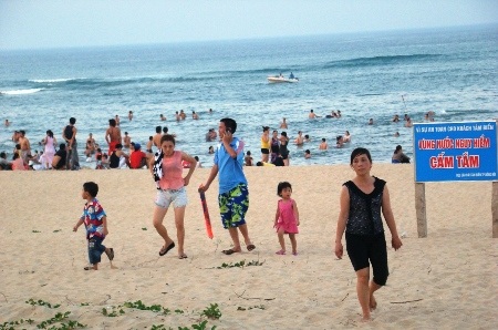 Tắm biển tại bãi cấm, một người tử nạn