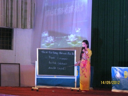 Một hoạt cảnh kịch cô giáo người Việt đang dạy tiếng Việt cho học sinh Lào