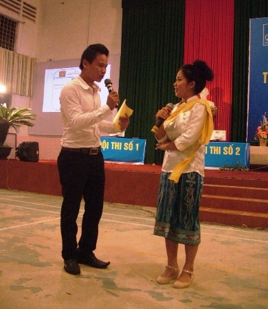 Một lưu học sinh Lào đang trả lời câu hỏi tại phần thi dành cho khán giả