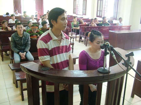 Vợ chồng siêu lừa đảo đứng trước vành móng ngựa